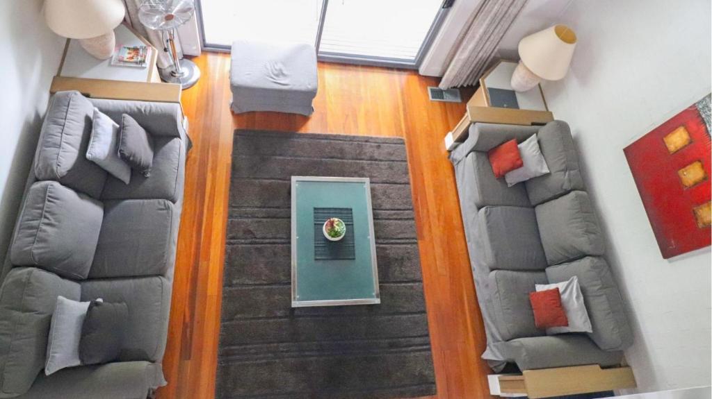 una vista aérea de una sala de estar con 2 sofás en Plover Executive Deluxe Villa 25 en Cams Wharf