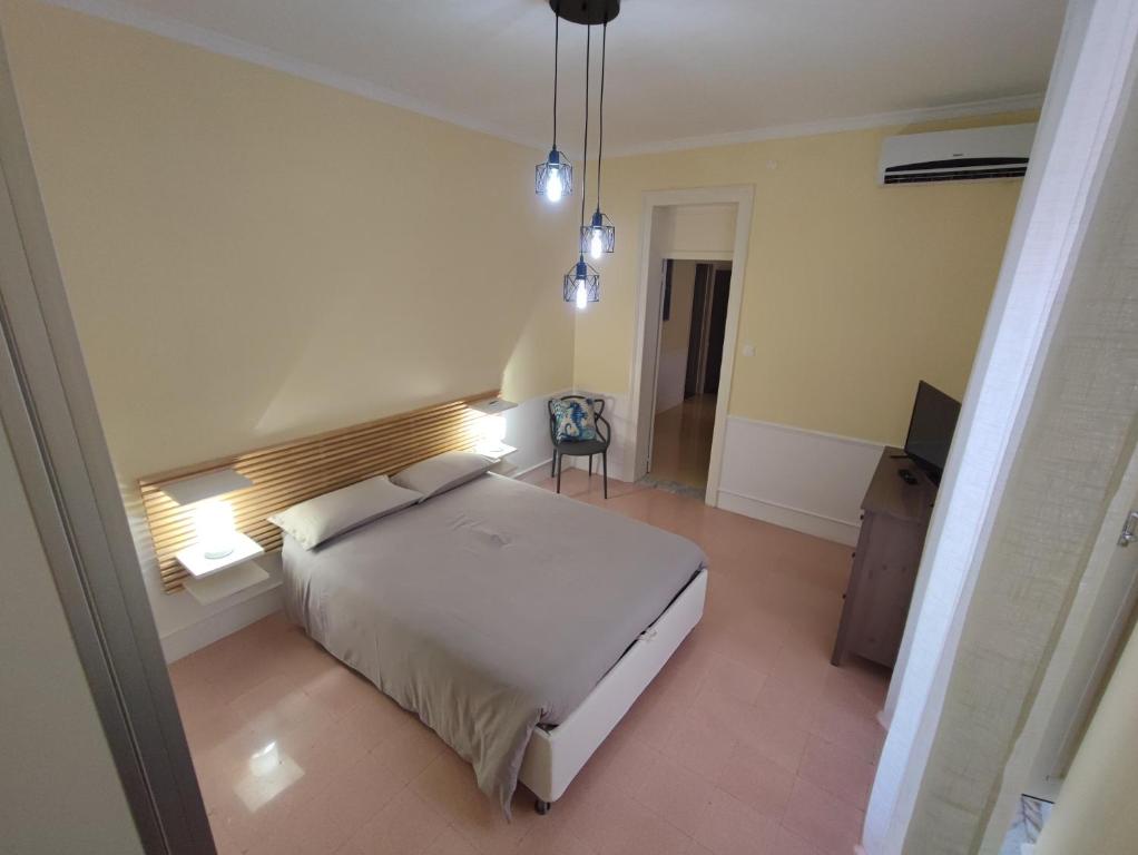 een slaapkamer met een bed met verlichting bij Casetta Fardella 95 in Trapani