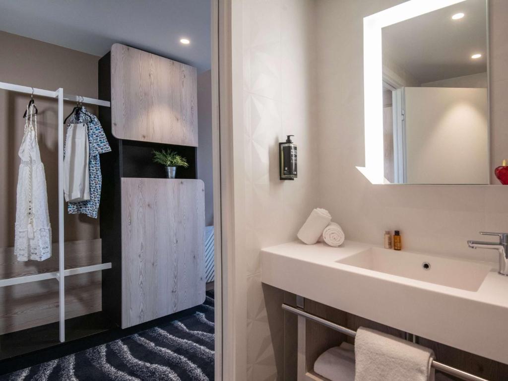 a bathroom with a sink and a mirror at ibis Styles Porto Vecchio in Porto-Vecchio