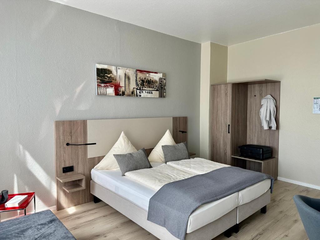 Ein Bett oder Betten in einem Zimmer der Unterkunft City Hotel Hameln