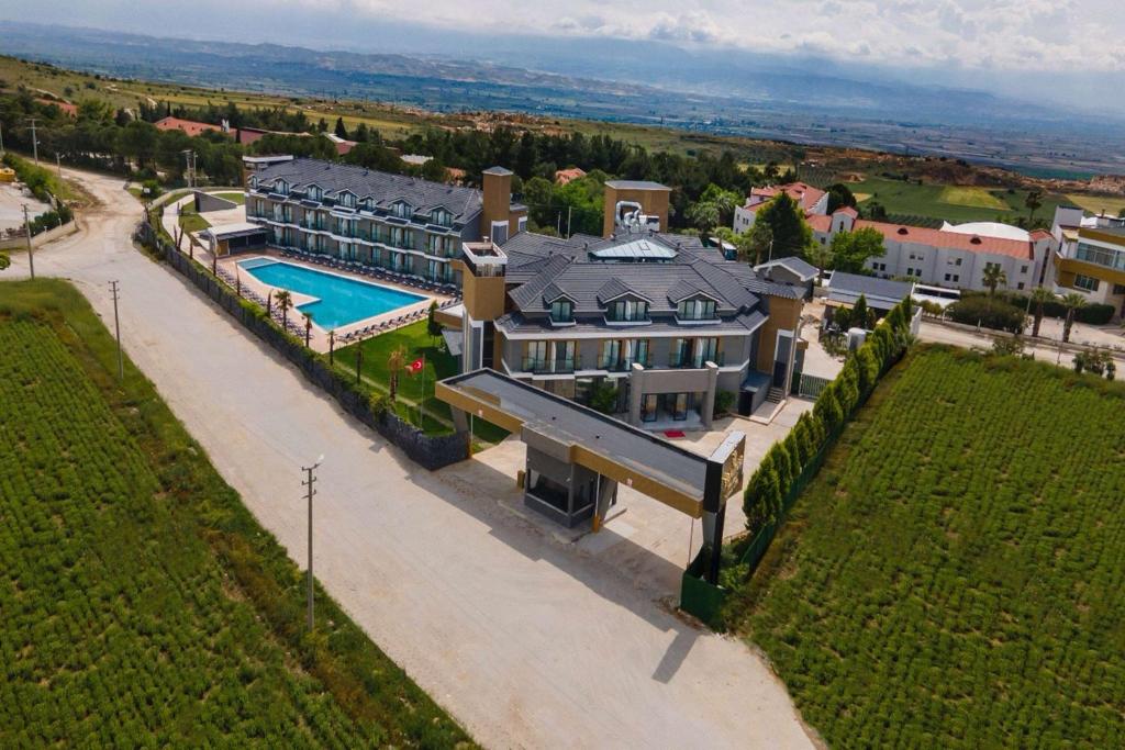 z góry widok na dom z basenem w obiekcie Ramada Resort by Wyndham Pamukkale Thermal w mieście Denizli