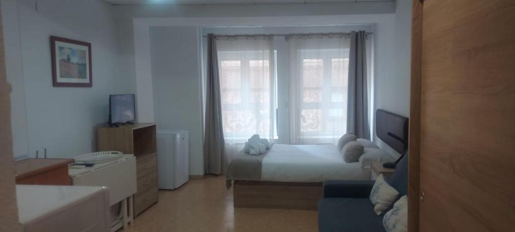 una camera con un letto e una grande finestra di SanFernando14 ad Alicante