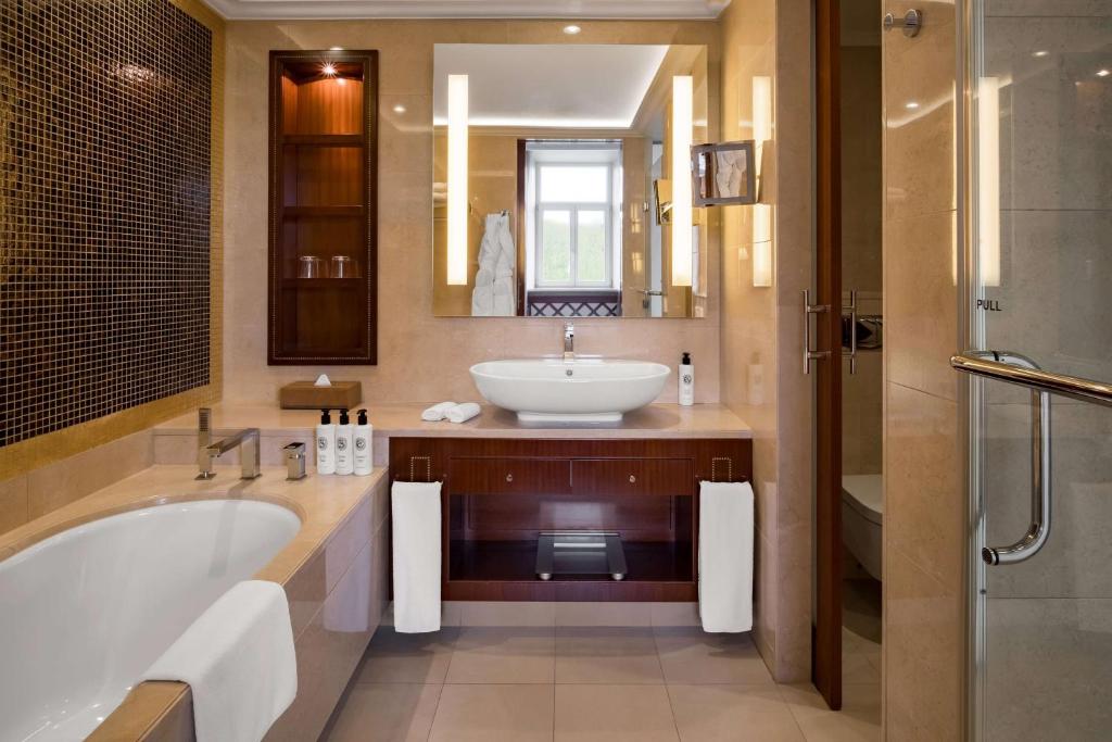 Grand Hotel Vilnius, Curio Collection by Hilton - Habitación Deluxe Con Cama Extragrande