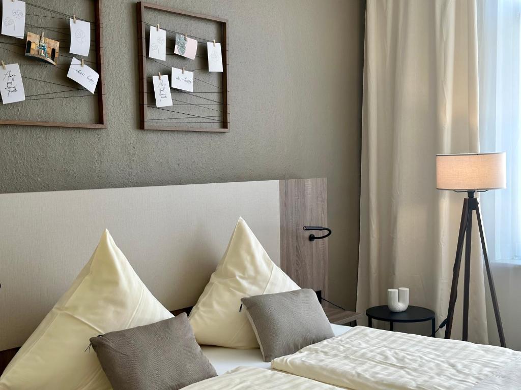 Ein Bett oder Betten in einem Zimmer der Unterkunft City Hotel Hameln