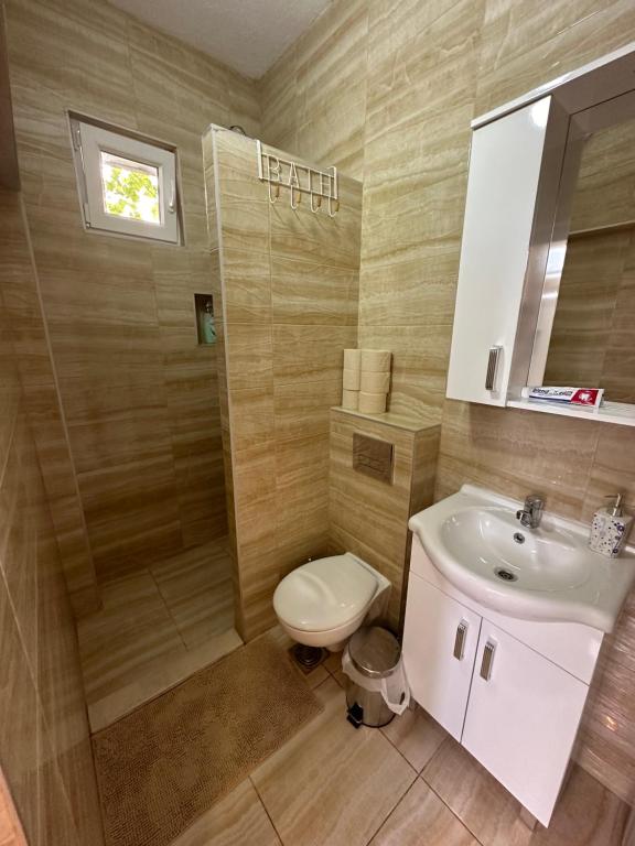 ein Bad mit einem WC und einem Waschbecken in der Unterkunft Villa Nela in Tivat