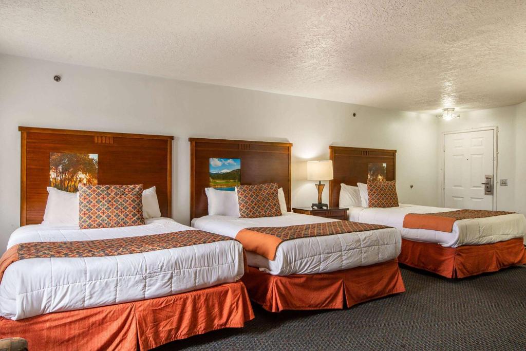 una habitación de hotel con 2 camas en una habitación en Sandia Peak Inn, a Howard Johnson by Wyndham, en Albuquerque