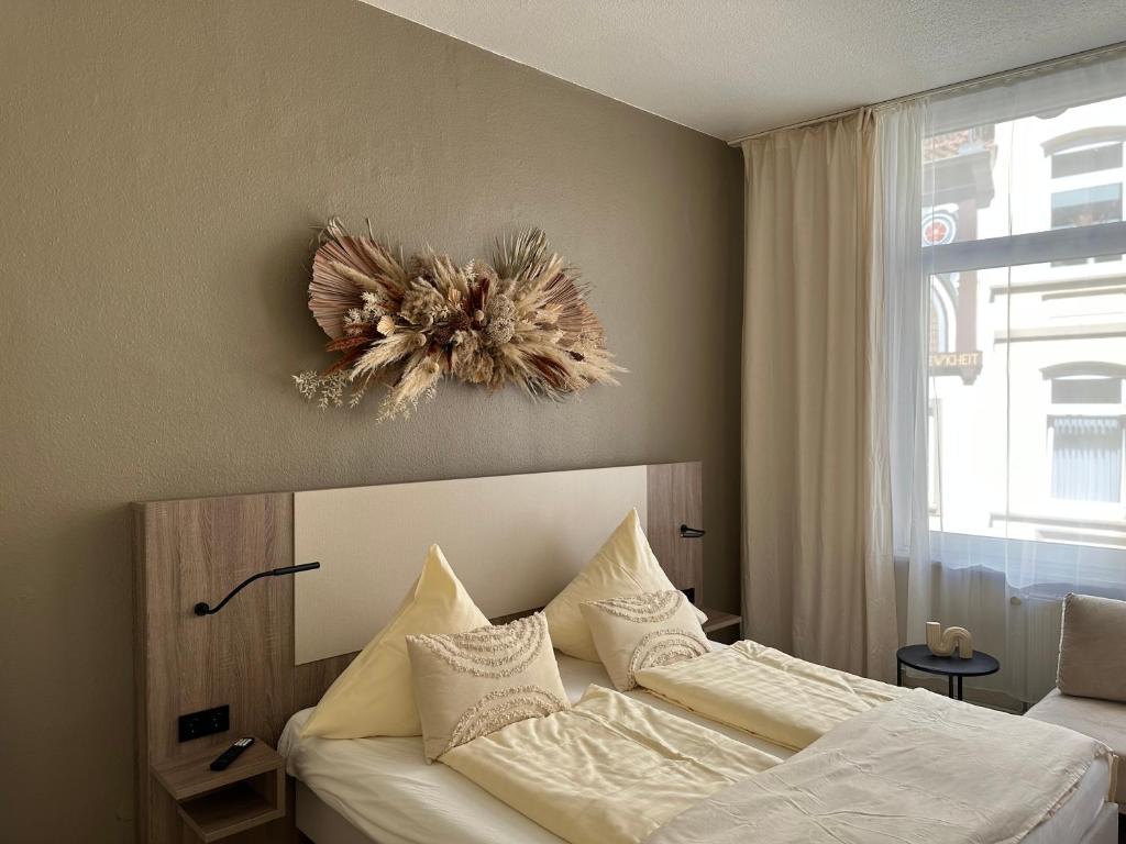 Ein Bett oder Betten in einem Zimmer der Unterkunft City Hotel Hameln