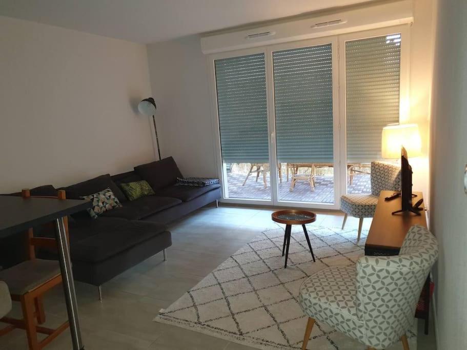 un salon avec un canapé et une table dans l'établissement Logement Super Cosy Rue Mourre, à Avignon