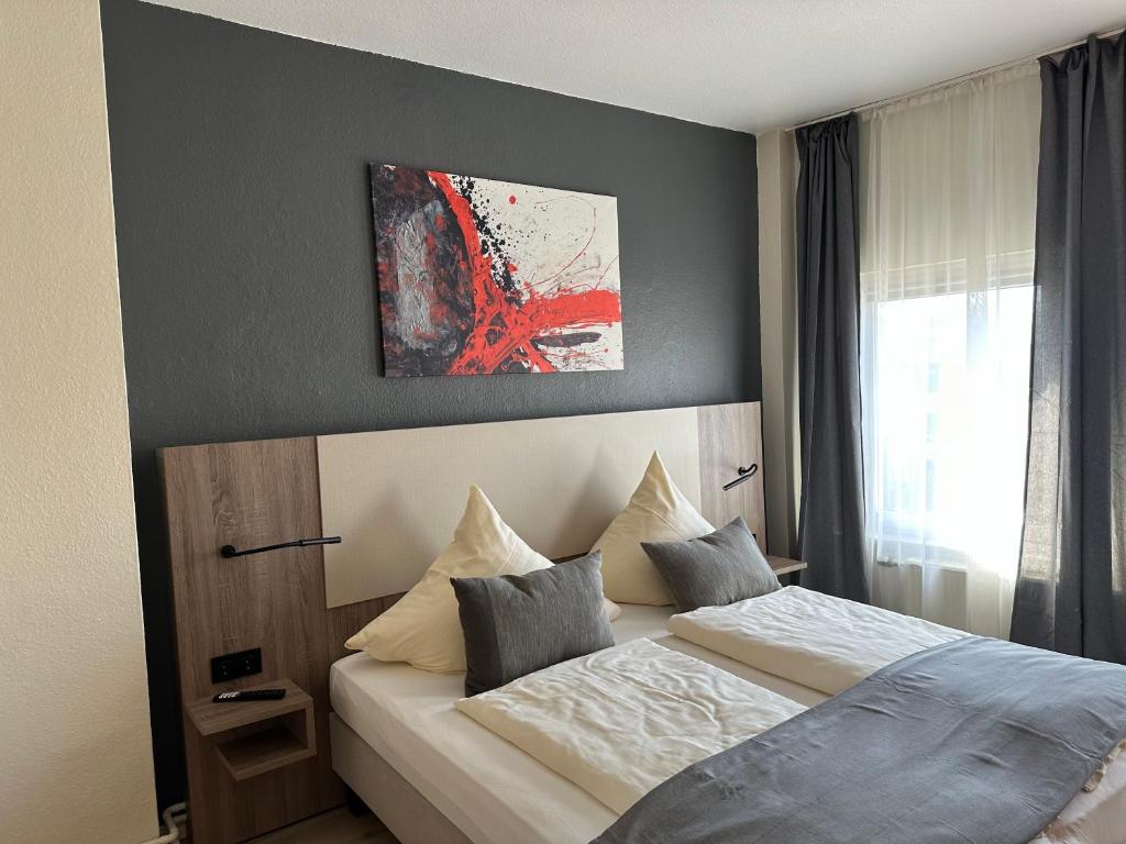 Ein Bett oder Betten in einem Zimmer der Unterkunft City Hotel Hameln