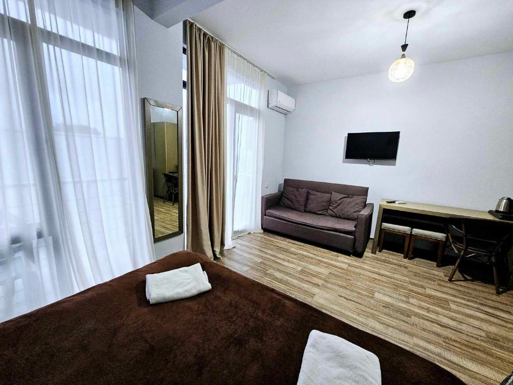 TV a/nebo společenská místnost v ubytování IVERIA BEACH