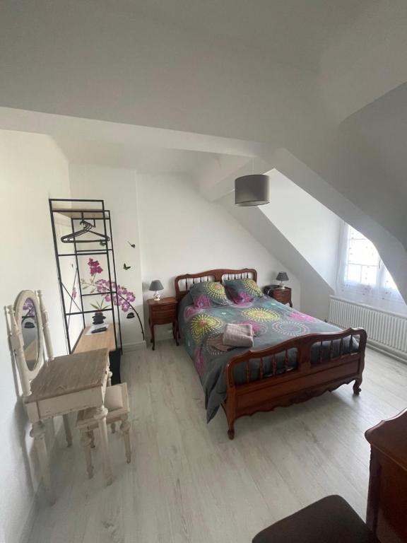 une chambre avec un lit et une chaise dans l'établissement Appartement Mansoreau, au Mans