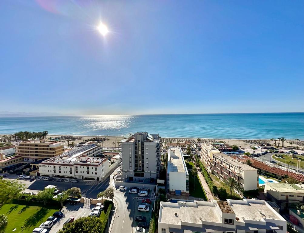 una vista aérea de la ciudad y el océano en Playamar Paradise Sea Views, en Torremolinos