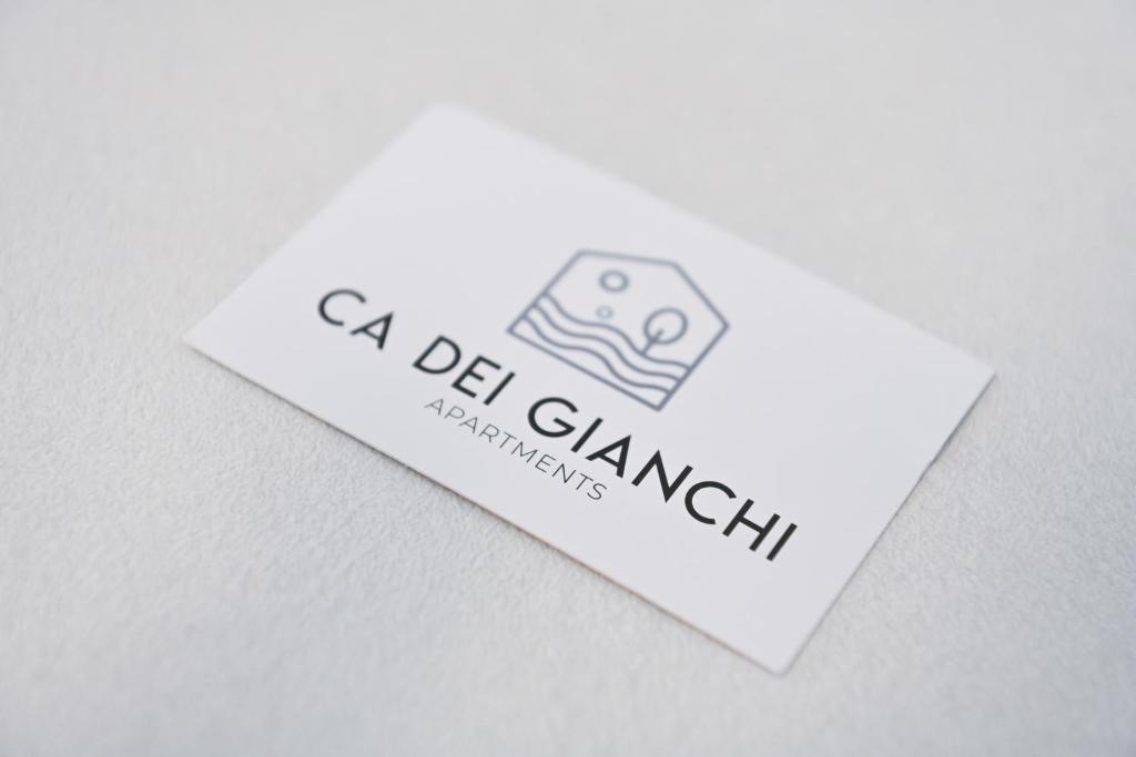 une carte blanche avec une photo d'un poisson sur elle dans l'établissement Ca dei Gianchi 3, à La Spezia
