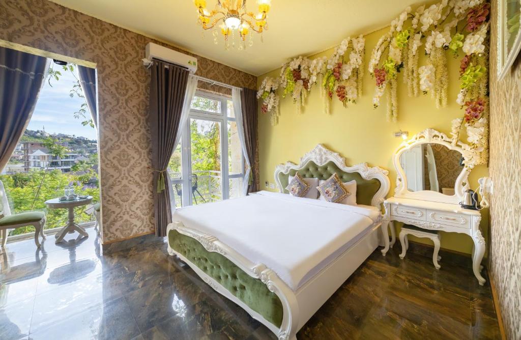 Giường trong phòng chung tại Dream Flower Dalat Hotel