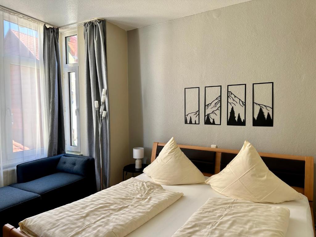Ein Bett oder Betten in einem Zimmer der Unterkunft City Hotel Hameln