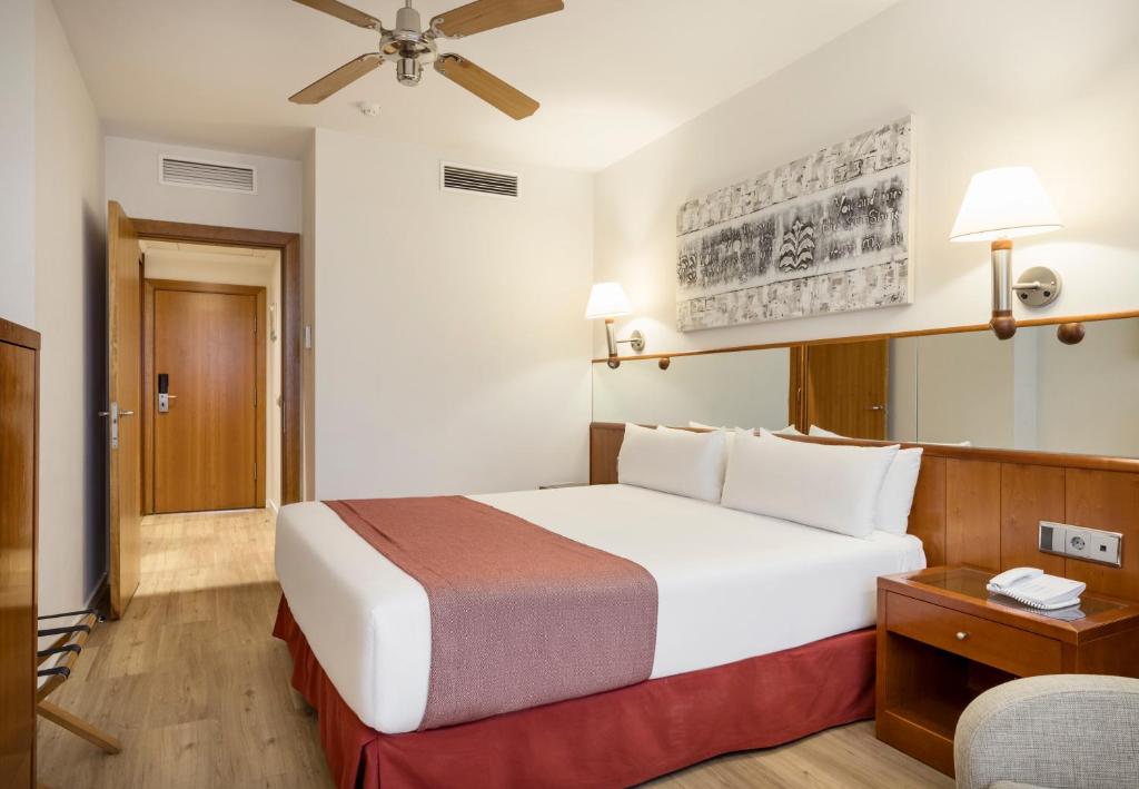Postel nebo postele na pokoji v ubytování Ilunion Les Corts Spa