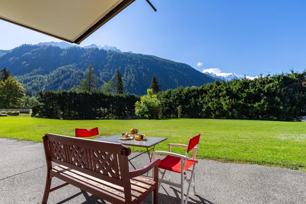 een tafel en stoelen naast een tafel bij Résidence Grands Montets 133 ski in-ski out - Happy Rentals in Chamonix-Mont-Blanc