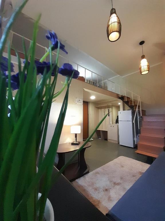 ein Wohnzimmer mit einem Tisch und einer Pflanze in der Unterkunft Апартаменты метро Гагарина и Масельского in Kharkov
