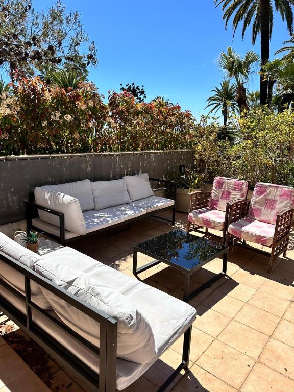 une terrasse avec deux chaises, un canapé et une table dans l'établissement Garden in Nice Mont Boron, à Nice