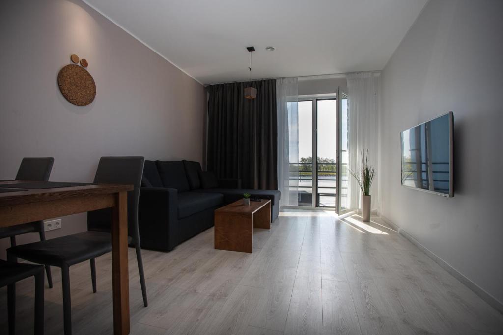 TV a/nebo společenská místnost v ubytování Ö Seaside Suites & SPA