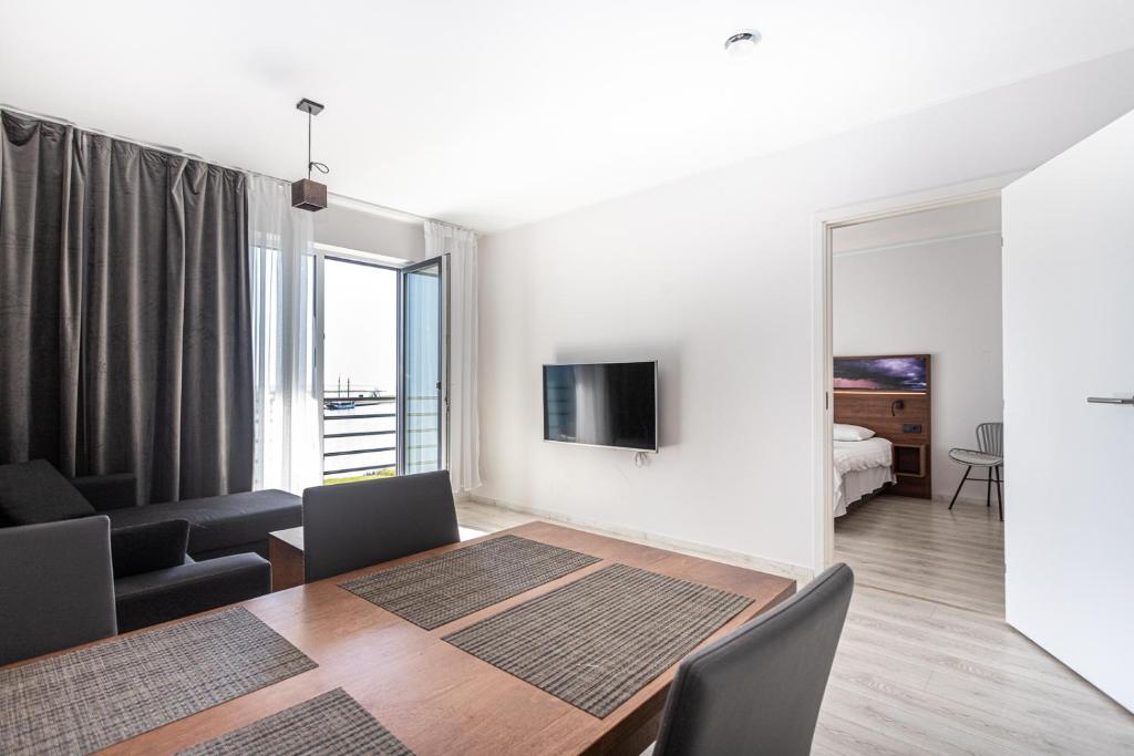 TV a/nebo společenská místnost v ubytování Ö Seaside Suites & SPA