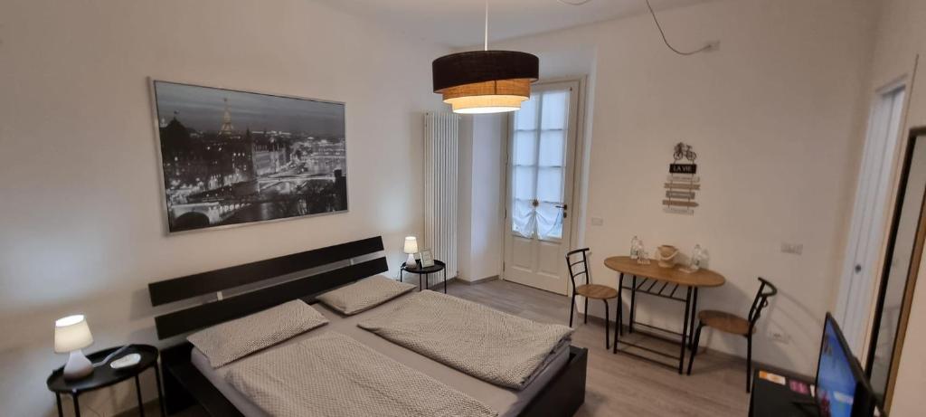 1 dormitorio con cama, mesa y ventana en Suite Arianna, en Cannobio