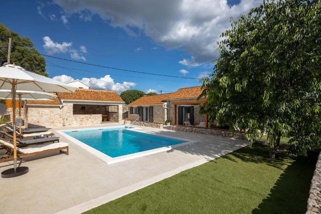 a swimming pool in the backyard of a house at Villa Casa di Perla in Primošten