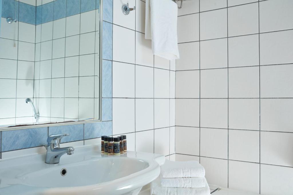 Koupelna v ubytování Candia Hotel