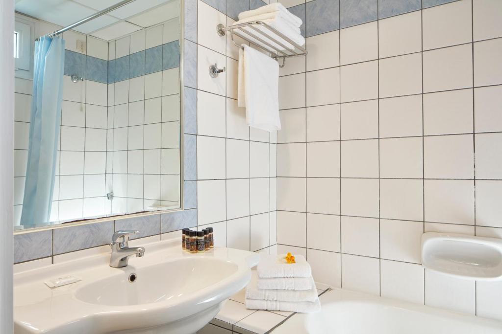 Koupelna v ubytování Candia Hotel