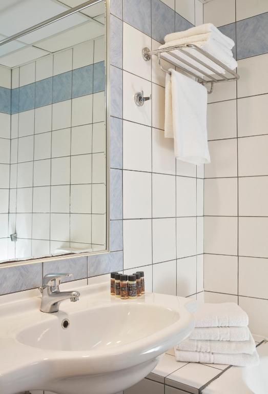 Koupelna v ubytování Candia Hotel