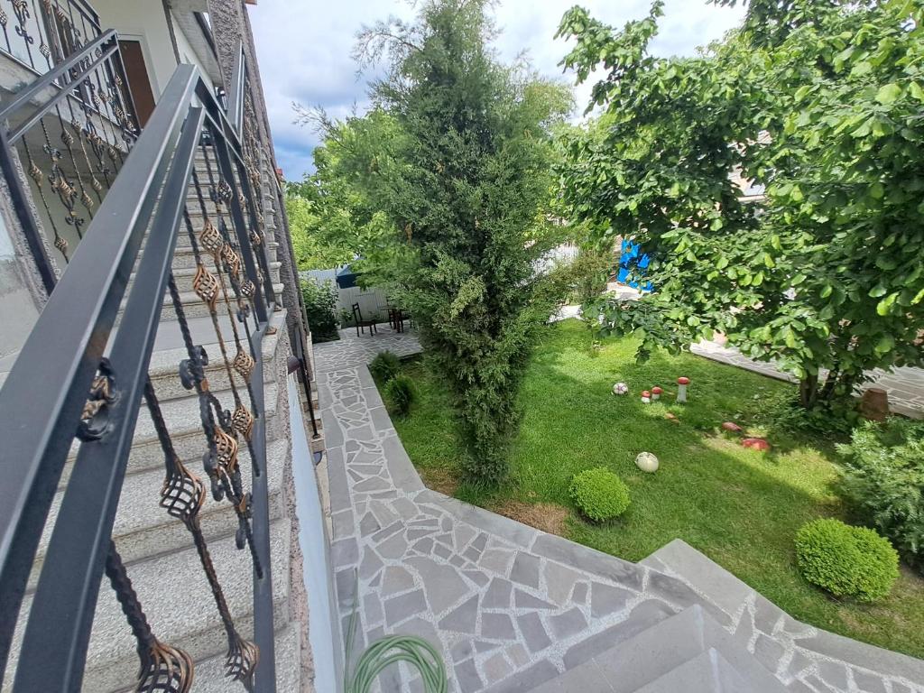 Jardí fora de Guest House "AKHALTSIKHE"