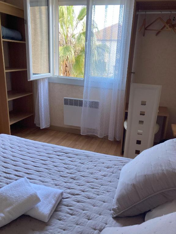 Postel nebo postele na pokoji v ubytování Hôtel Le Gambetta