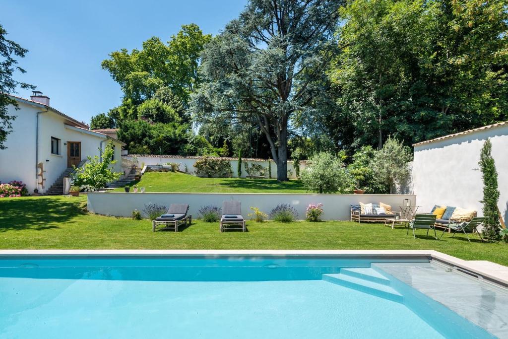 une piscine dans la cour d'une maison dans l'établissement Maison Ré - chic and relaxed house with pool and garden, à Sainte-Foy-lès-Lyon