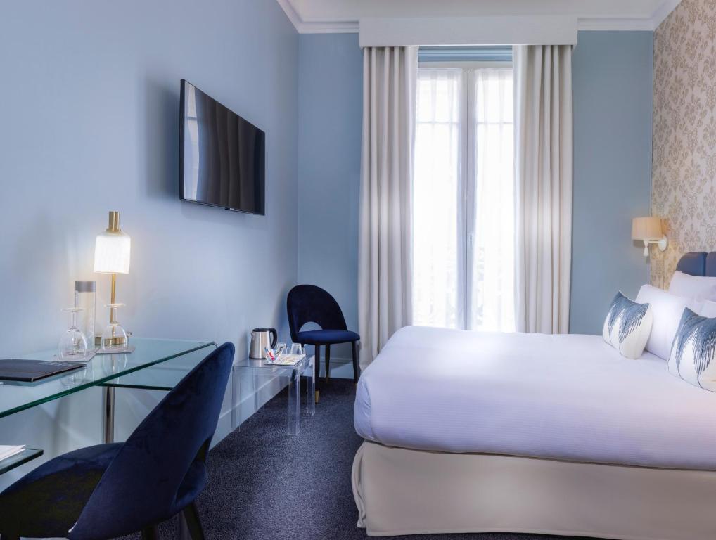 Postel nebo postele na pokoji v ubytování Hotel Claridge Paris