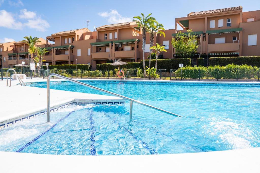 Bazén v ubytovaní Precioso Apartamento Jardin del Golf 1, Novo Sancti Petri alebo v jeho blízkosti