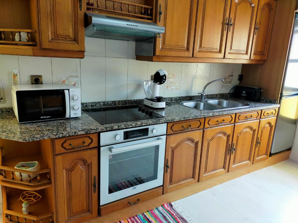 Kuchyňa alebo kuchynka v ubytovaní Apartamento en el casco antiguo de Ponferrada