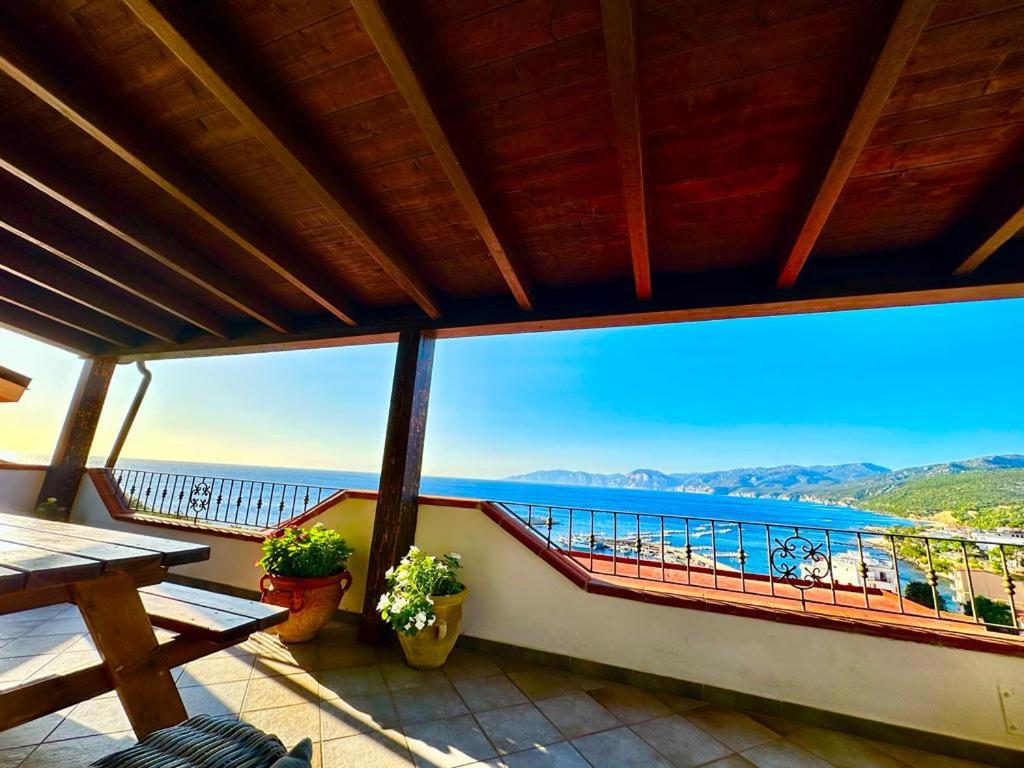 balcón con mesa y vistas al océano en Cala Gonone house, en Cala Gonone