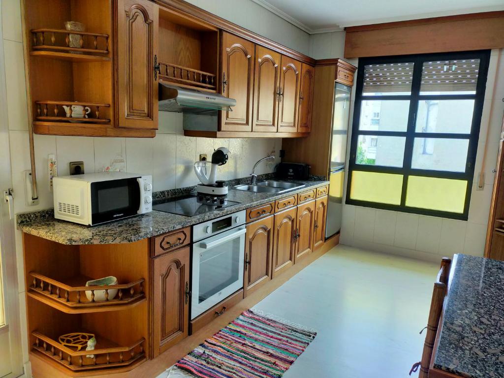 Kuchyňa alebo kuchynka v ubytovaní Apartamento en el casco antiguo de Ponferrada