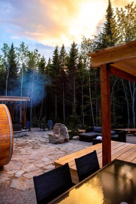 Fotografie z fotogalerie ubytování ONNEA - Magical Chalet with Stunning Views, Sauna & Hot Tub v destinaci Petite-Rivière-Saint-Francois