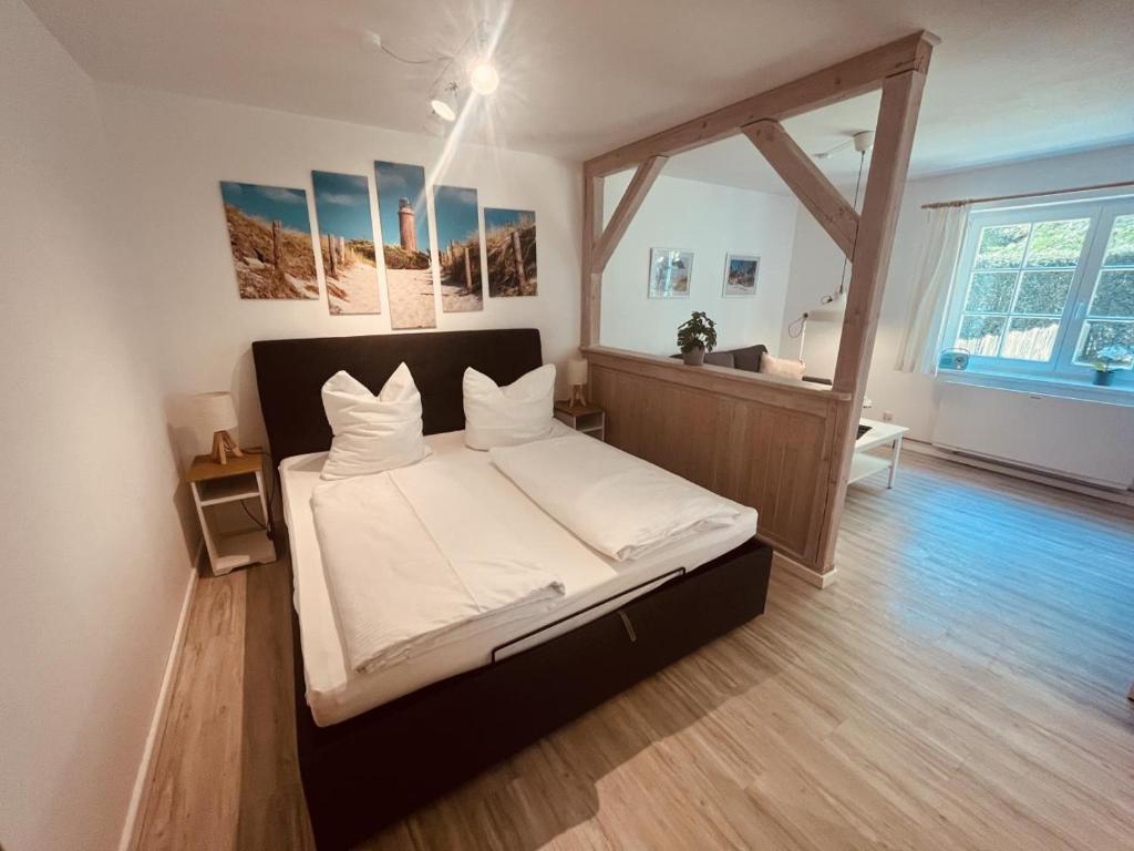 Postel nebo postele na pokoji v ubytování Ferienwohnung Kimi in Wieck