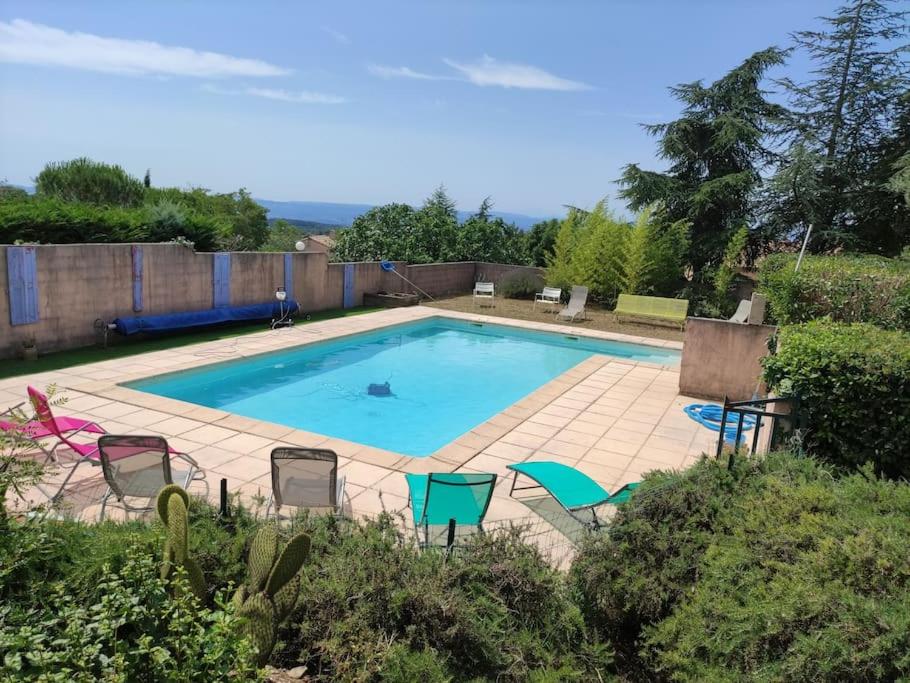 une grande piscine avec des chaises dans l'établissement Villa au calme avec piscine, à Villardonnel