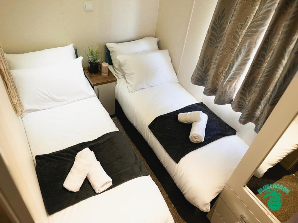 Postel nebo postele na pokoji v ubytování Blue Lagoon Caravans Craig Tara Ayr