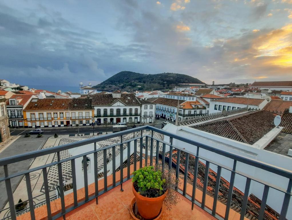 uma vista para a cidade a partir de uma varanda em Azoris Angra Garden – Plaza Hotel em Angra do Heroísmo