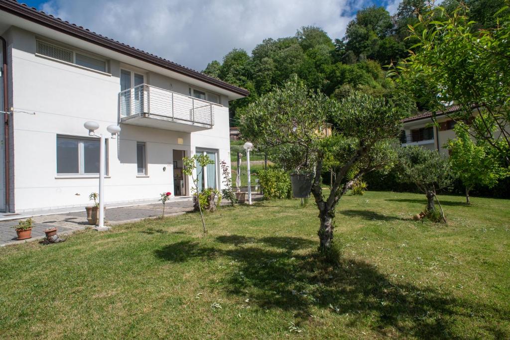 a tree in the yard of a house at Casa Gioia - Giardino Privato, Vista Panoramica, Comfort e Barbecue in Viggianello