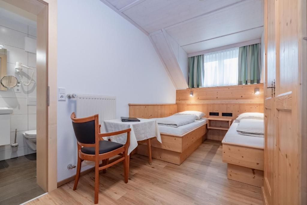 Postel nebo postele na pokoji v ubytování Gasthof - Pension Durnthaler