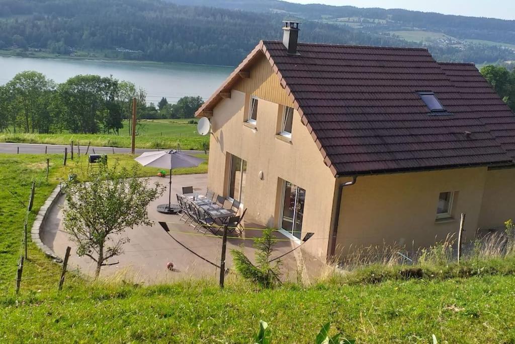 Cette petite maison offre une vue sur le lac. dans l'établissement Magnifique maison de vacances vue sur le lac, à Montperreux