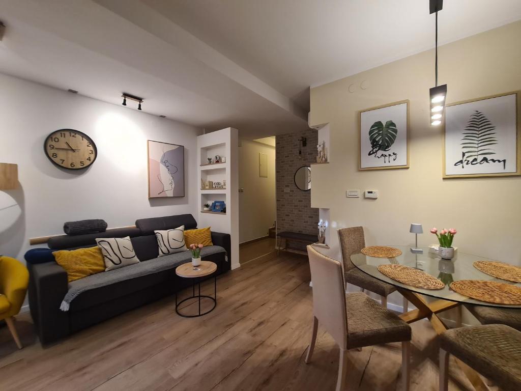 salon z kanapą i stołem w obiekcie Apartment Marangunija w mieście Malinska