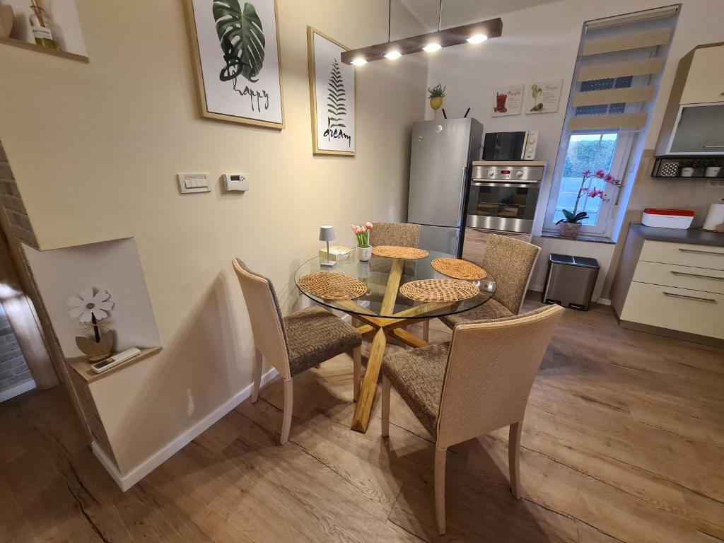 Kuchnia lub aneks kuchenny w obiekcie Apartment Marangunija