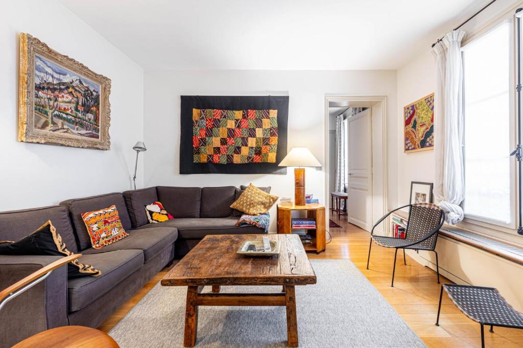 un salon avec un canapé et une table dans l'établissement GuestReady - Magnificent stay in the 3rd Arr., à Paris