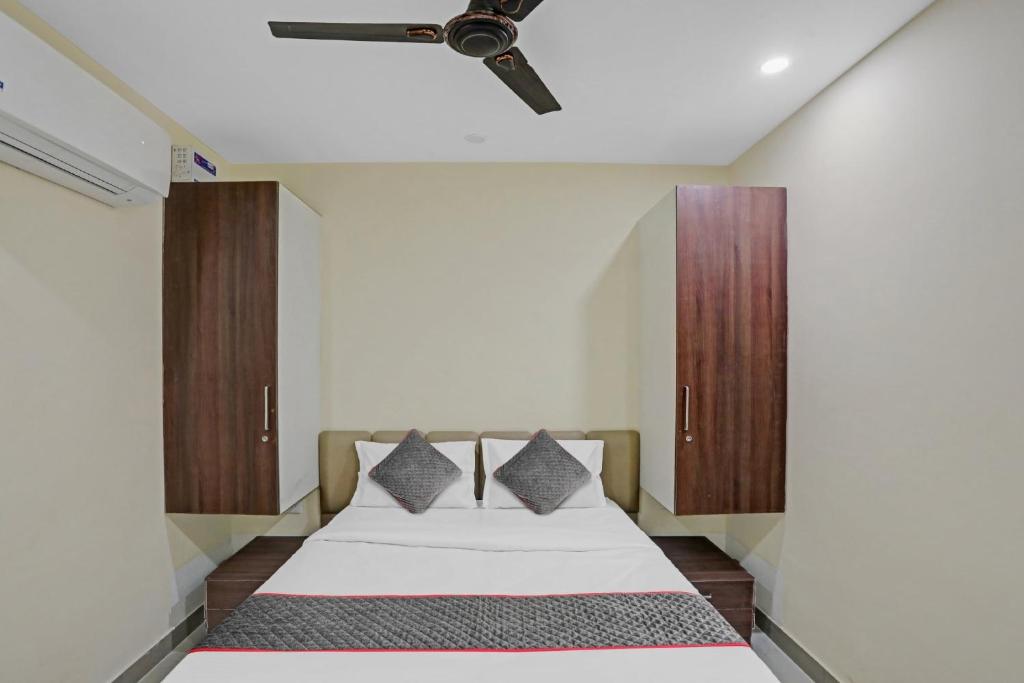 - une chambre avec un lit et un ventilateur de plafond dans l'établissement Meera Eternity, à Noida